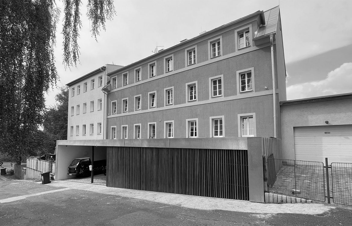 PŘÍSTAVBA DOMU SE ZUBNÍ PRAXÍ KARLOVY VARY / 2025